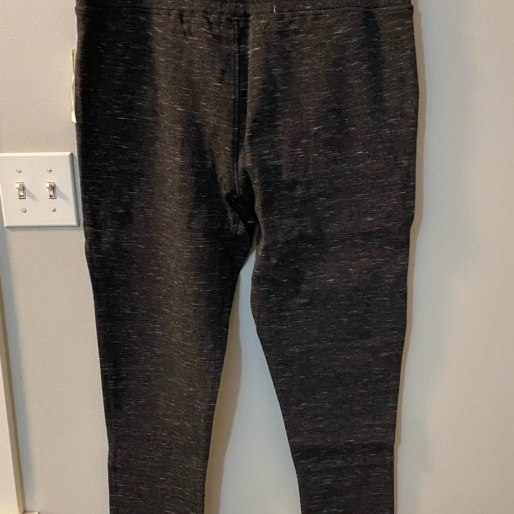 Rebel Canyon charcoal heather joggers size large. Pockets with tapered leg. New